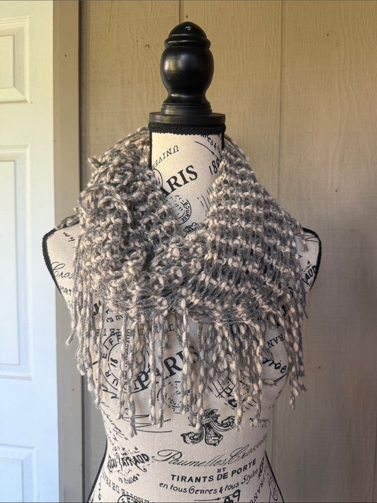 Accessories - Two-Tone Chunky Knit Fringe Infinity Scarf - Gray & Cream